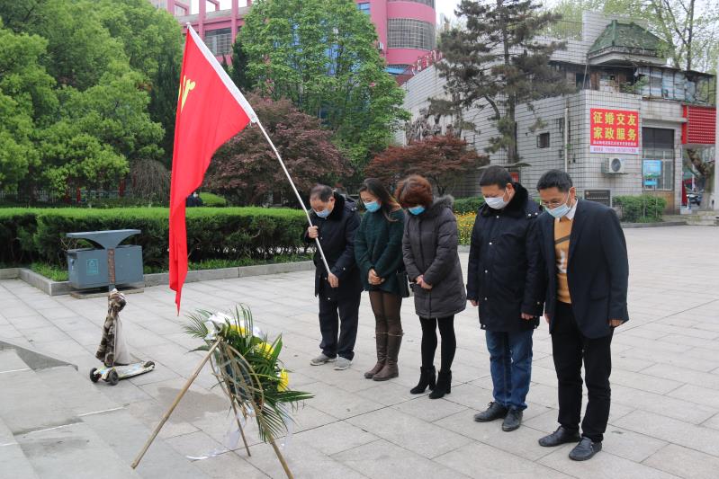 湘北汽運(yùn)黨支部主題黨日活動，緬懷抗日英烈，祭掃墓地，敬獻(xiàn)花籃。